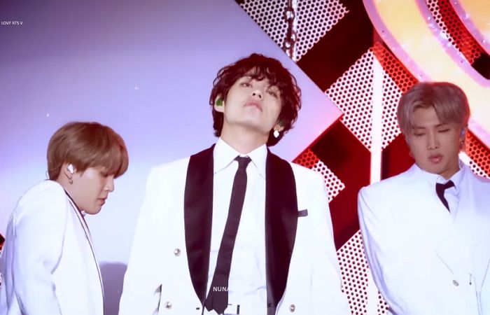 화이트 슈트 입고 반항기 가득한 ‘부잣집 도련님’ 같았던 방탄 뷔 직캠