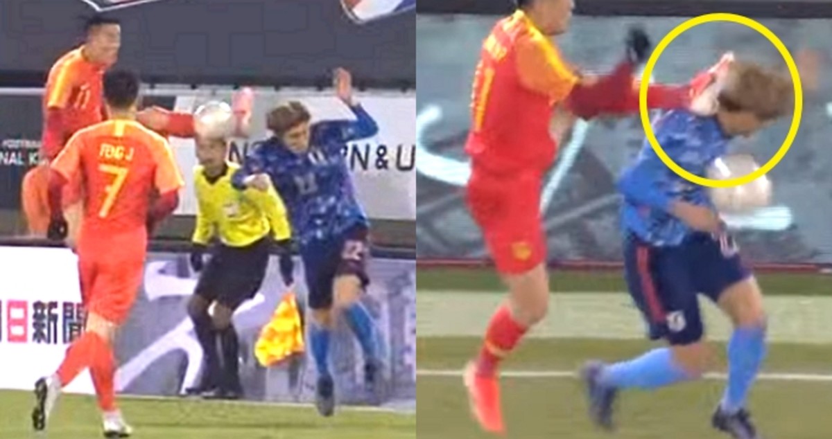 일본 선수 뒤통수에 '<b>날아차기</b>' 시전하며 '<b>축구</b> 멸망전' 시작 알린(?) 중...