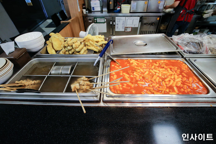 돈 없어 떡볶이 앞에서 입맛만 다시는 어린 남매를 위해 아저씨는 몰래 ‘만원’짜리 한 장을 건넸다