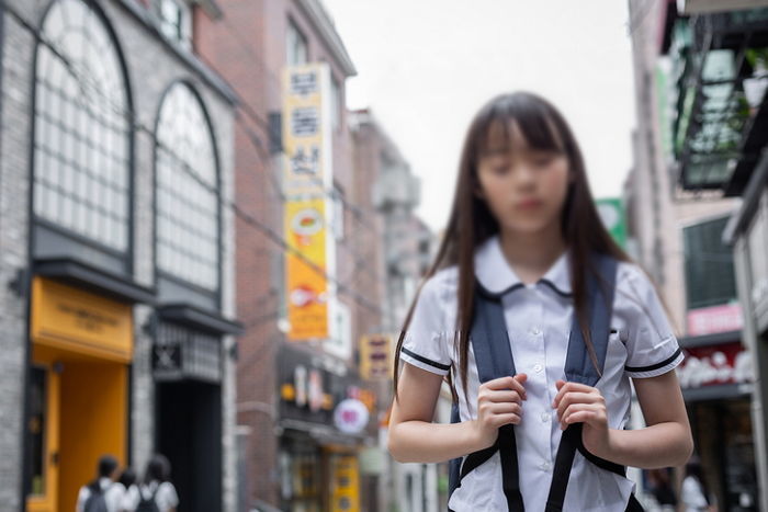 잘 먹지 못해 키 작은 친구 편의점 데려가 살찔 거 잔뜩 사준 ‘츤데레’ 여중생