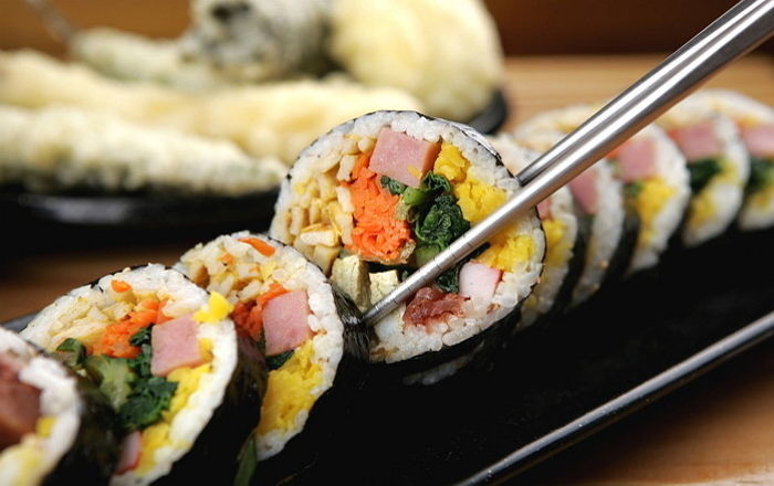 김밥천국에서는 두 줄도 먹기 힘든데 엄마가 싸주면 10줄 먹을 수 있는(?) ‘엄마표 김밥’