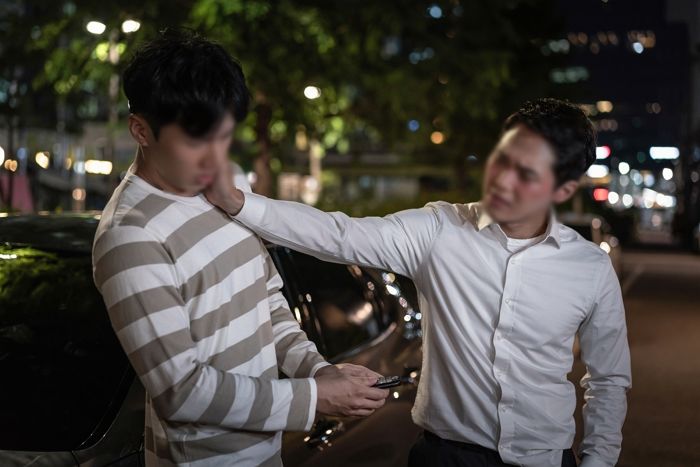 술 취해 ‘엄마+누나’ 두들겨 패는 아빠 말리다 눈 실명된 아들