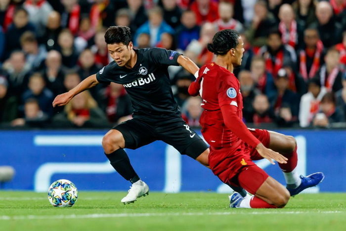 “EPL 6위 울버햄튼 감독, 이적료 ‘331억’에 판다이크 심장 찢은 황희찬 영입 추진한다”
