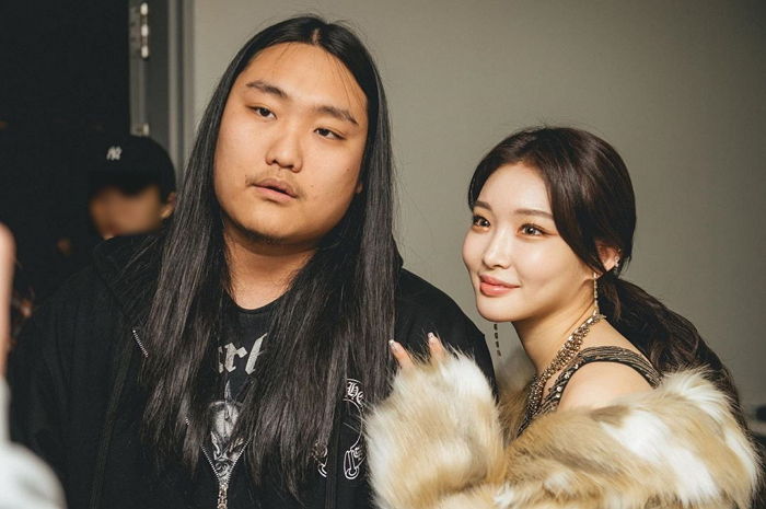 한 살 많은 청하 누나 옆에 서서 다소곳이 사진 찍는 97년생 ‘세젤귀’ 뮤지션