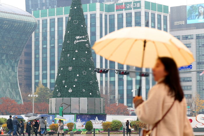 “우산 꼭 챙기세요”…내일(17일) 새벽부터 촉촉한 ‘겨울비’ 내린다