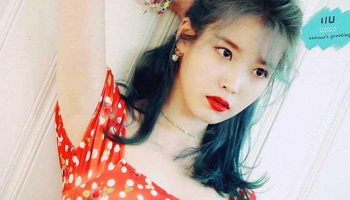 ‘헉’ 소리 날 정도로 예쁜 ‘파란 머리’ 아이유의 시즌 그리팅 화보