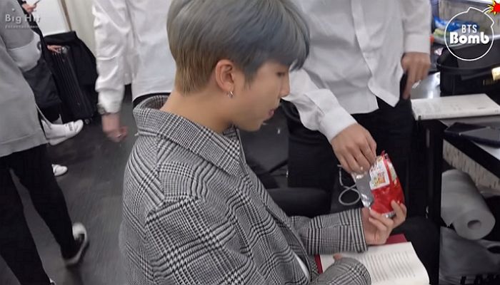 ‘1살 형’ RM 입에 과자 넣었다 뺐다 하며 약올리는 ‘장꾸’ 뷔