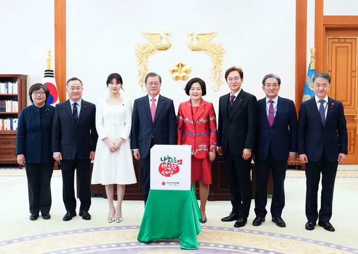 오늘(20일)자 문재인 대통령 만나 ‘사랑의 열매’ 전달한 ‘기부 천사’ 수지