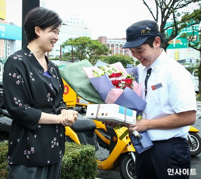 매장 찾은 소아마비 손님 잘 챙겨 ‘알바생→매니저’로 승진한 맥도날드 알바생