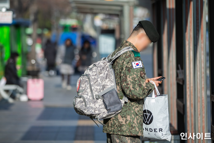 “경고 없이 휴대전화 초기화”···병사들에게 설치 ‘강제’하는 국방부 어플 수준