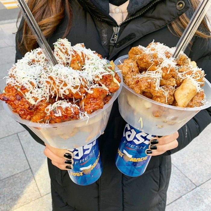 시원한 캔맥주 위에 ‘닭강정 산’ 쌓아주는 ‘매콤 달달’ 잇더서울 자이언트 ‘맥팝’ 비주얼