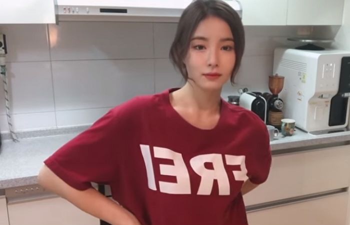 편한 티셔츠 한 장 걸치고 케이크 만드는데도 눈부신 신세경 미모 클라스