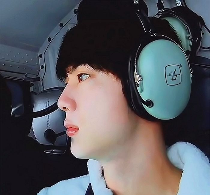 ‘피부 화장’ 따위는 필요 없을거 같은 ‘방탄’ 진의 충격적 민낯 상태