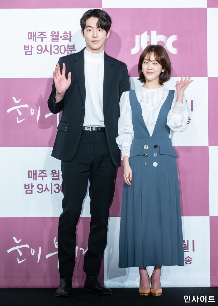 배우 남주혁 한지민이 11일 오후 서울 여의도 콘래드 호텔서 열린 jtbc 새월화드라마 '눈이 부시게' 제작발표회에 참석해 포즈를 취하고 있다. / 사진=고대현 기자 daehyun@