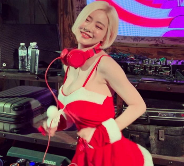 남성들 ‘코피’ 팡팡 쏟게 만든 DJ 소다의 ‘섹시 산타 코스튬’ (영상)