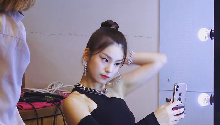예쁜척 셀카 찍다 걸리자 “어머나” 놀라는 ‘세젤귀’ 있지 예지