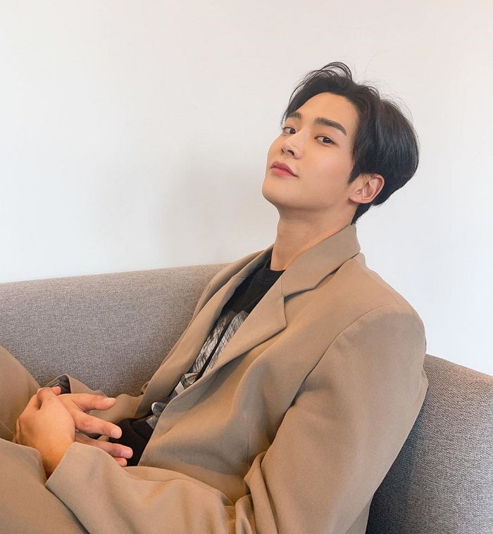 우월한 피지컬로 미친 슈트핏 자랑한 ‘키 192cm’ 로운