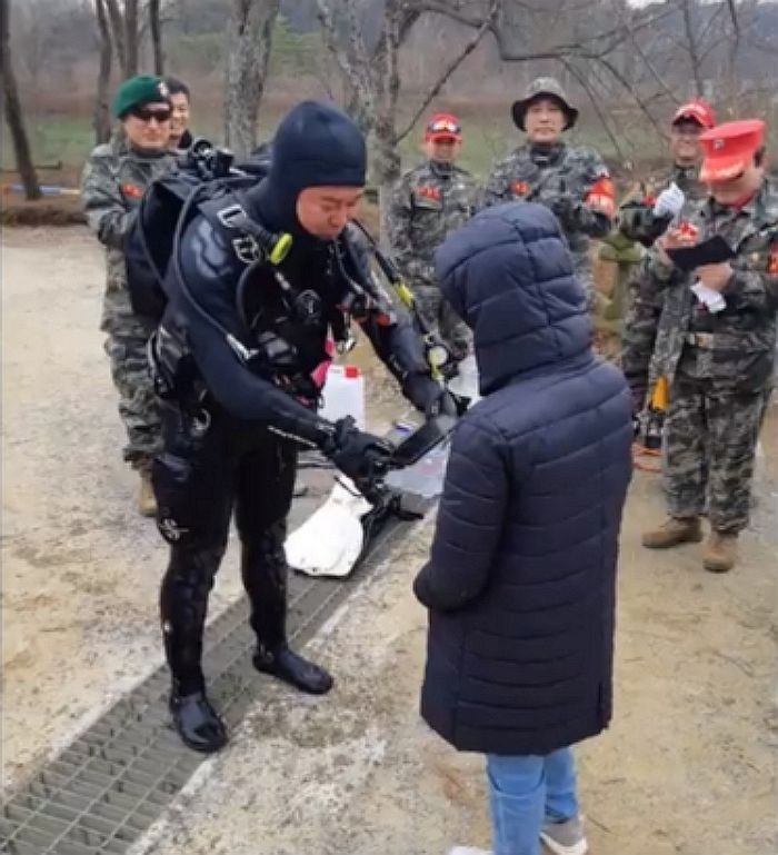 할머니 사진 담긴 ‘핸드폰’ 호수에 빠트렸다고 하자 차가운 얼음물에 뛰어든 ‘해병대’ 예비역들