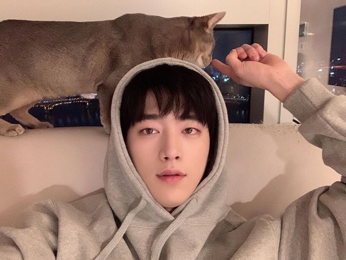 ‘덮머리+후드티’ 조합으로 ‘현실 남친짤’ 생성한 서강준 근황