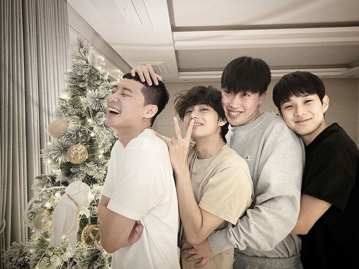 ‘절친’ 뷔X최우식과 뭉쳐 크리스마스 파티 벌인 박서준