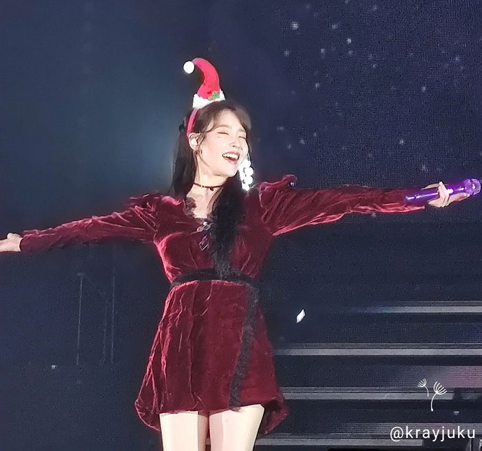 상큼한 ‘산타 요정’으로 변신해 방콕 제대로 뒤집어 놓은 어제자 아이유