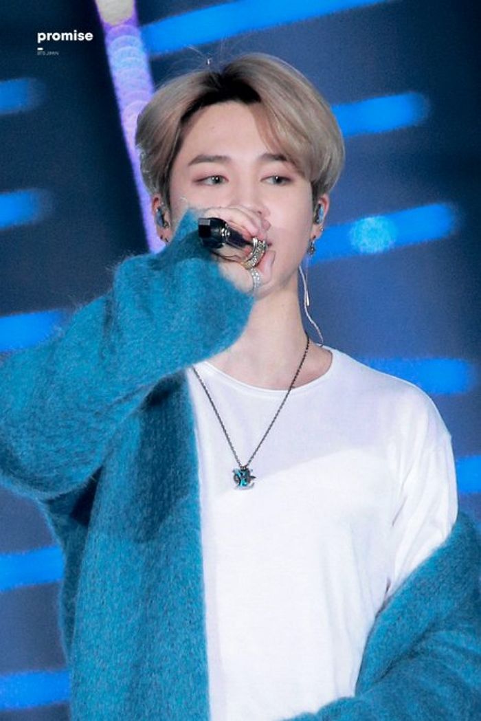 ‘파란색 카디건’ 한쪽 어깨에 걸쳐 입고 ‘청순+섹시미’ 동시에 뿜어낸 방탄 지민