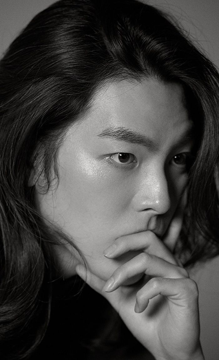 ‘비인두암’ 투병 동안 못자른 ‘장발 머리’하고 치명적 화보 찍은 김우빈 (사진)