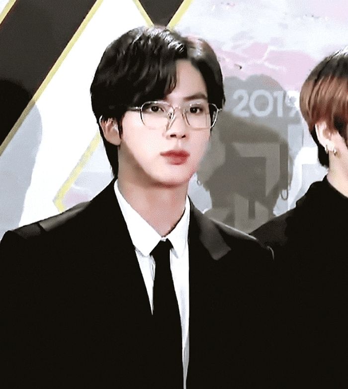 안경 하나 썼을 뿐인데 ‘훈남 선배미’ 발산 중인 방탄 진