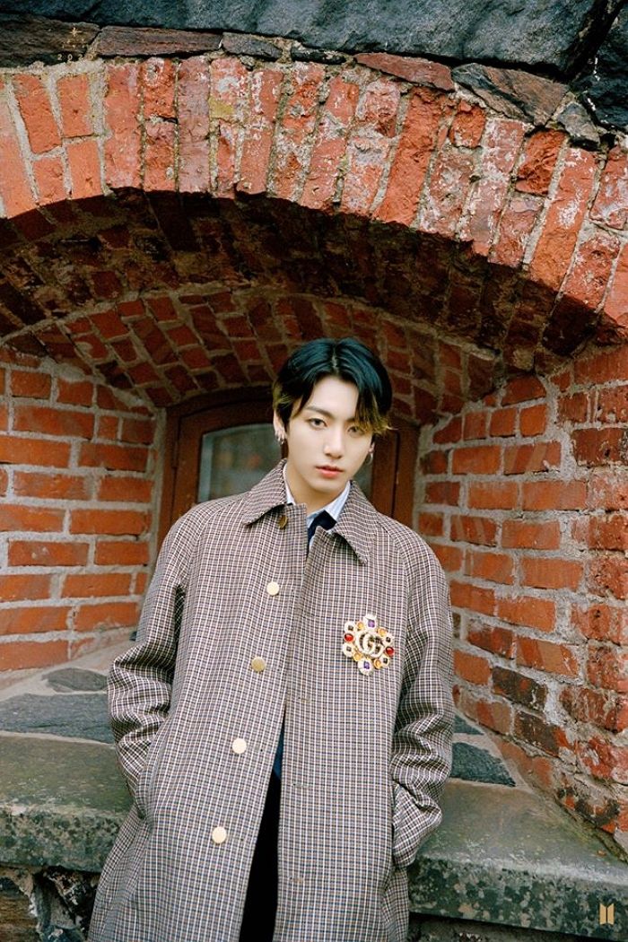 새 화보서 신비로운 ‘투톤 염색’으로 레전드 미모 찍은 방탄 정국