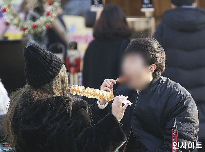 “롱패딩 벗고 코트 챙기세요”…토요일인 오늘(28일), 전국 미세먼지 없이 포근