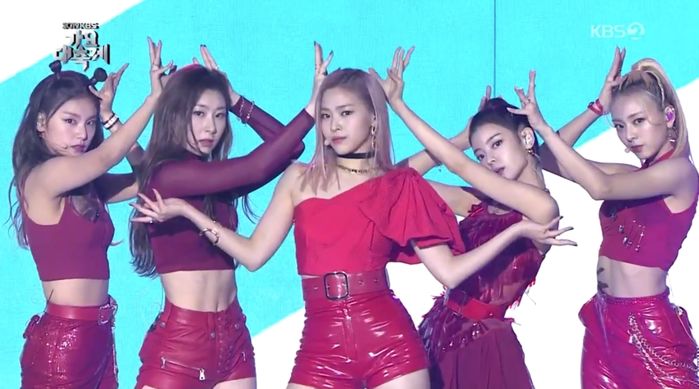 오늘(27일)자 ‘고양이상’ 미모로 가요대축제 뒤집어 놓은 ‘ITZY’ 예지