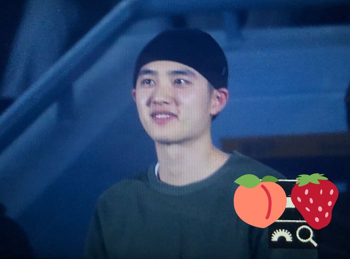 어제자 엑소 콘서트 깜짝 방문해 야광봉 들고 멤버들 응원한 ‘군인’ 도경수
