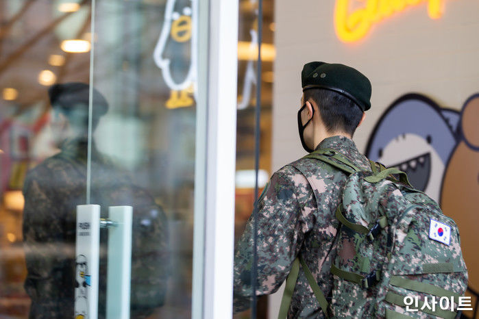 “군대서 제가 자살 생각하게 만든 ‘악마 선임’을 대학 ‘과후배’로 다시 만났습니다”