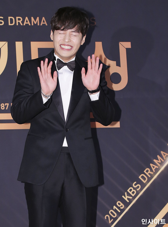 “어휴~ 사진은 됐슈~” 오랜만에 ‘동백꽃’ 황용식으로 돌아온 강하늘