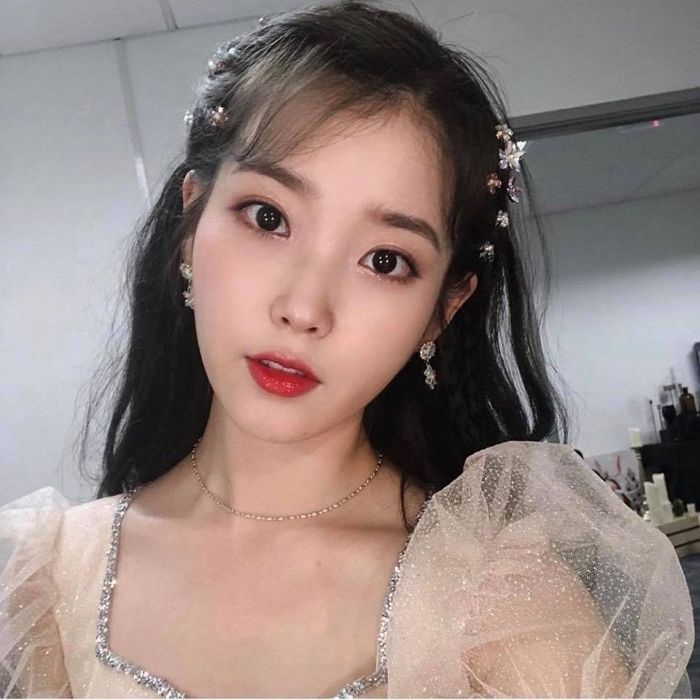 무자비한 휴대폰 ‘후면 카메라’에서도 살아남는 아이유의 ‘세젤예’ 셀카 사진