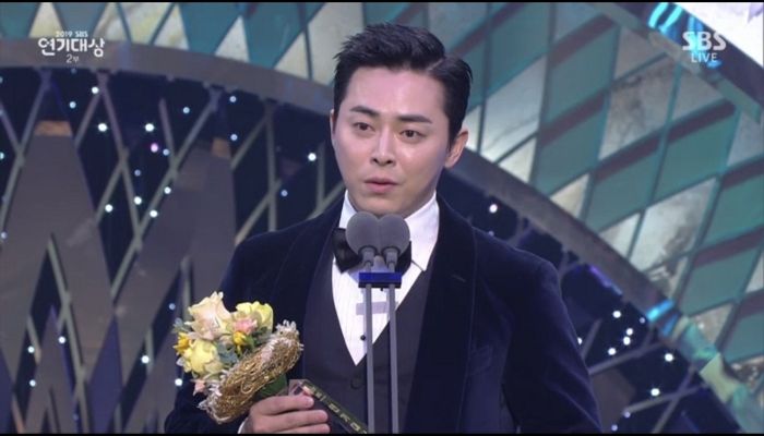 “지연아 많이 사랑해”···‘녹두꽃’으로 상 타고 아내 거미 실명 부르며 달콤한 ‘수상소감’ 전한 조정석