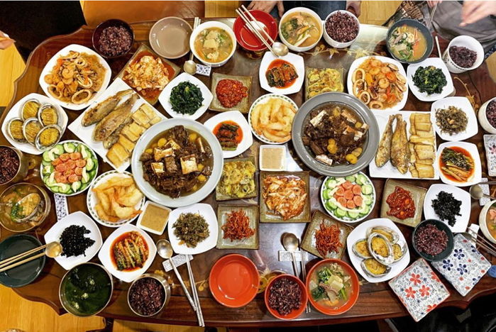 새해 맞아 독립한 딘딘 오자 상다리 부러지게 ‘집밥’ 차려준 어머니