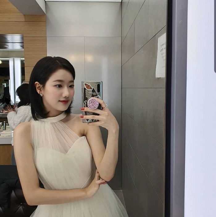 순백 드레스 입고 ‘디즈니 공주미’ 폭발시킨 에이프릴 나은