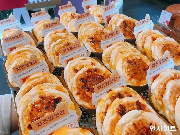 꿀 듬뿍 발린 쫄깃한 빵에 ‘체다+크림+파마산 치즈’ 싹 다 들어간 뚜레쥬르 신상 ‘치즈방앗간’