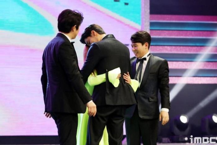 연말 시상식서 ‘초밀착 포옹’한 후 떡상 중인 ‘박나래♥성훈 코인’
