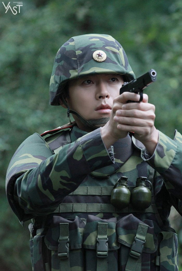 ‘스윗+섹시’한 제복핏으로 여심 갈기갈기 찢고 있는 ‘사랑의 불시착’ 현빈 근황