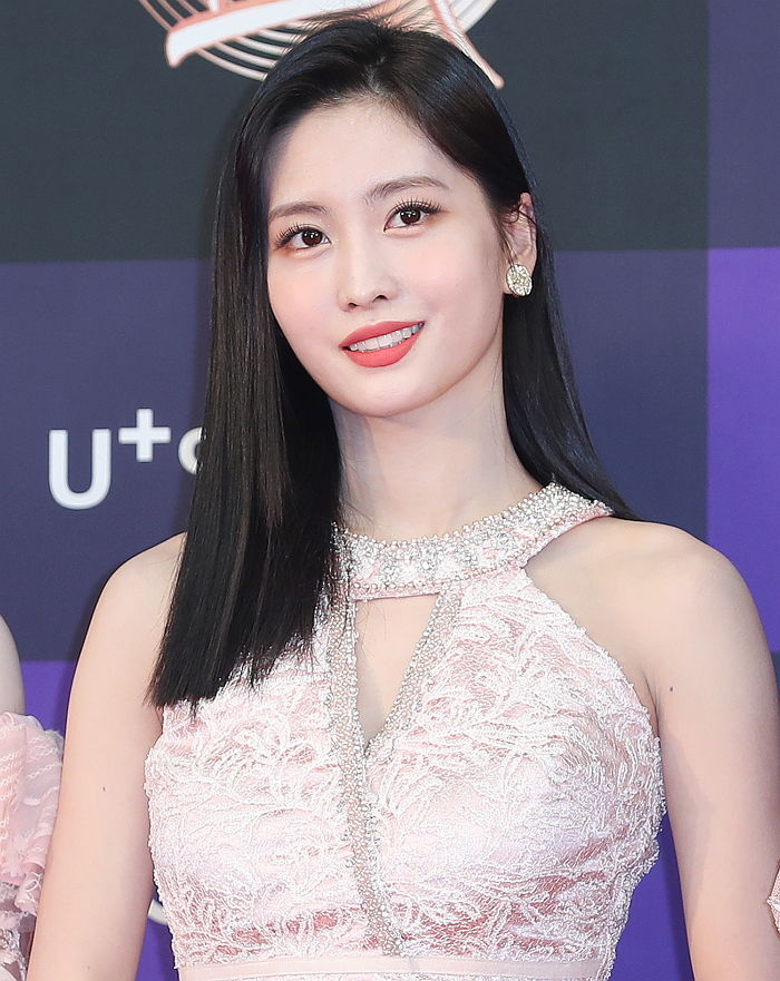김희철과 열애 인정 후 첫 공식석상서 물오른 ‘여신 미모’ 뽐낸 트와이스 모모