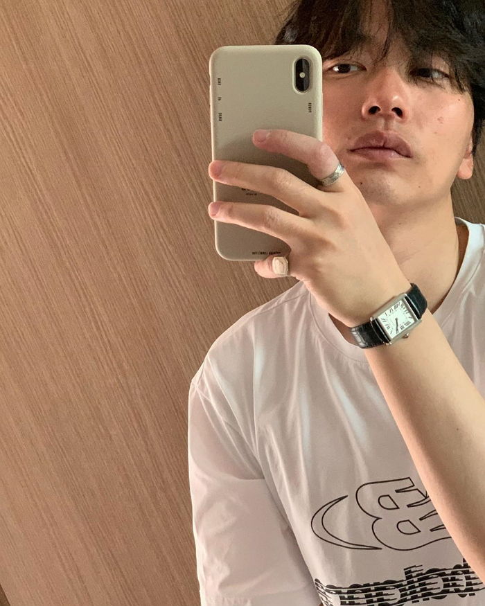 자고 일어난 부스스한 모습으로 ‘현실 남친미’ 뽐낸 이동휘 근황