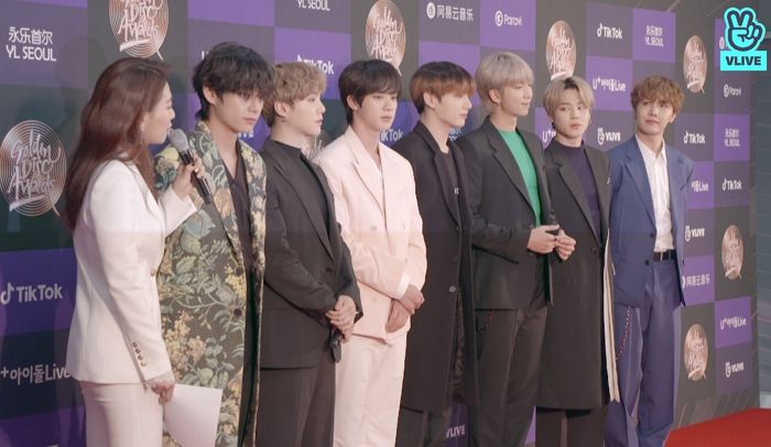 ‘핑크 슈트’ 입고 백마 탄 왕자 비주얼 뽐내며 ‘골든디스크’ 뒤집어 놓은 방탄 진