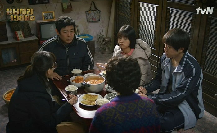 막내 남동생 놔두고 ‘둘째 딸’한테만 ‘반찬 리필’해 오라고 시켜먹는 엄마