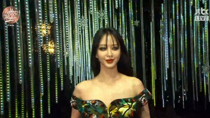 ‘코뚜레’ 떠오르는 피어싱 하고 등장해 팬들 ‘깜놀’하게 만든 오늘자 한예슬