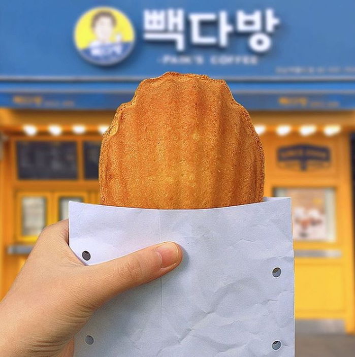 얼굴만 한 크기의 마들렌에 오레오 쿠키 콕콕 박힌 ‘빽다방’ 신상 ‘큰마들렌 쿠키’