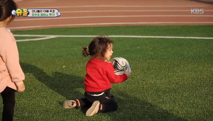 건후가 얼마나 작고 소중한지 체감해볼 수 있는 ‘축구공’ 장면