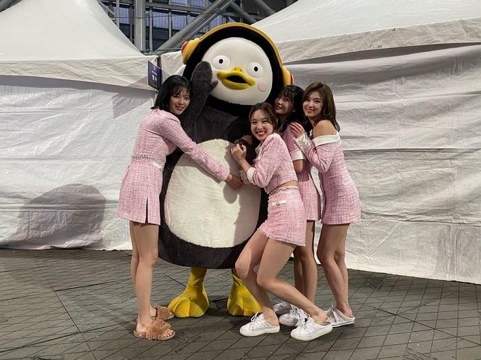‘세젤예’ 트와이스한테 단체 포옹 받고 사심 제대로 채운 펭수 근황