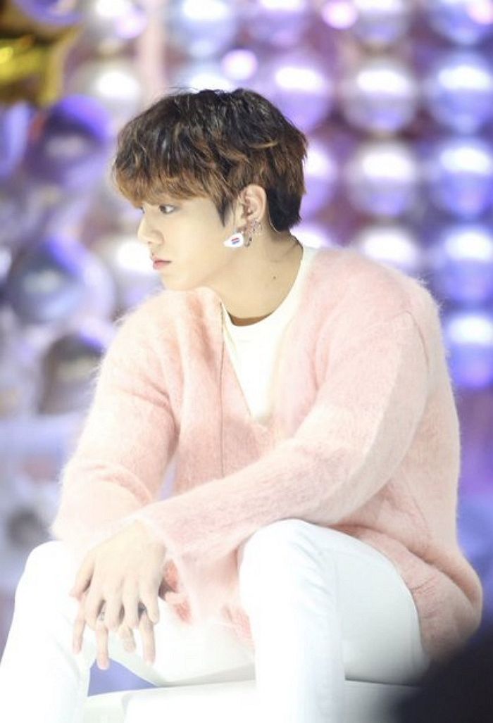 ‘분홍 니트+덮머리’ 조합으로 ‘꽃미모’ 뽐낸 방탄 정국의 설레는 비주얼
